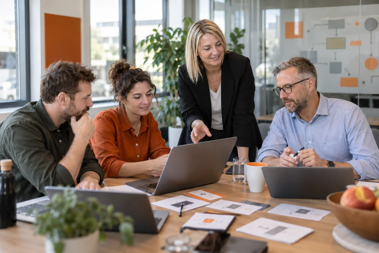 Unternehmensteam erprobt in einer KI-Schulung gemeinsame Arbeitsabläufe